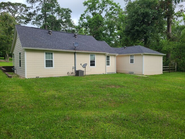 Building Photo - 917 Linda Ln