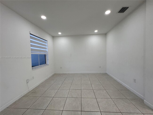 Building Photo - 2664 SE 15th St