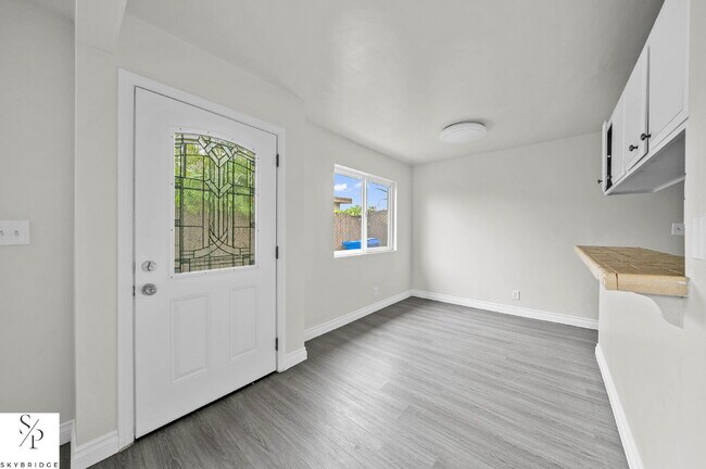 Building Photo - "Charming 2-Bed Sanctuary in the Heart of Downey – Your Ideal Urban Retreat Awaits!"