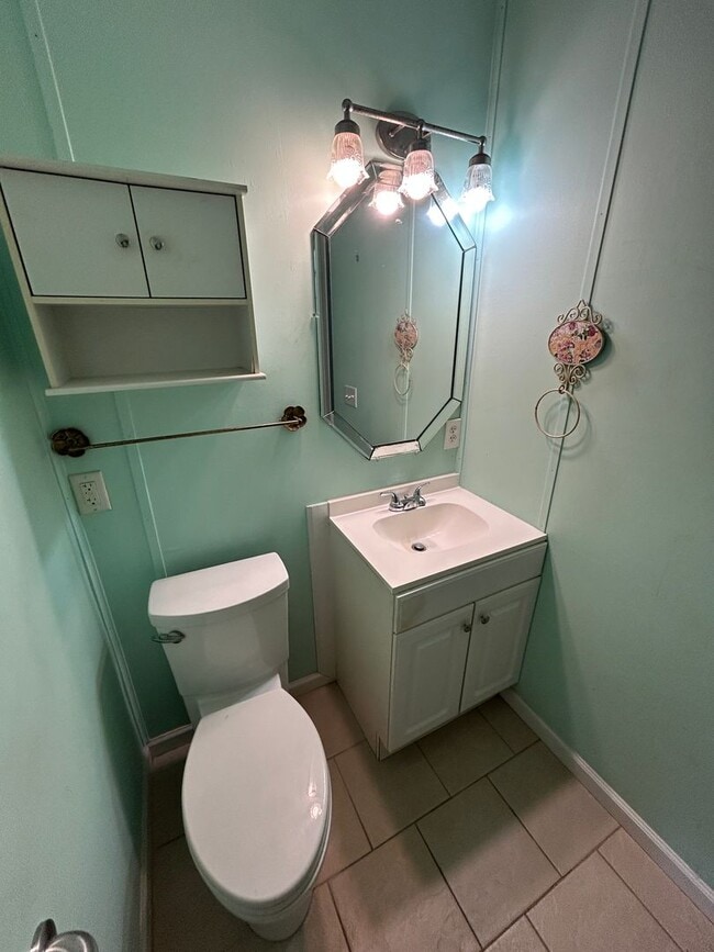 Building Photo - Charming 2 Bedroom Home in Southport with Screened Porch & Large Fenced Backyard