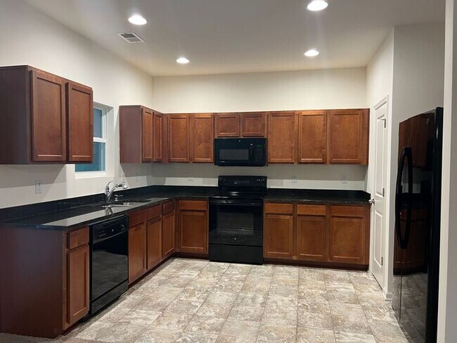 Building Photo - Available NOW- Lovely 2 Bedroom 2.5 Bath T...