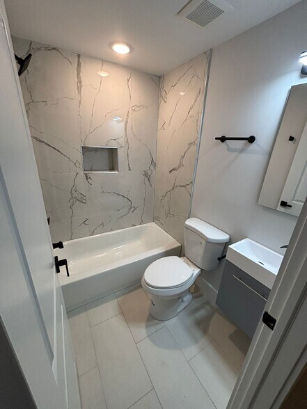 Building Photo - 713 N 42nd St