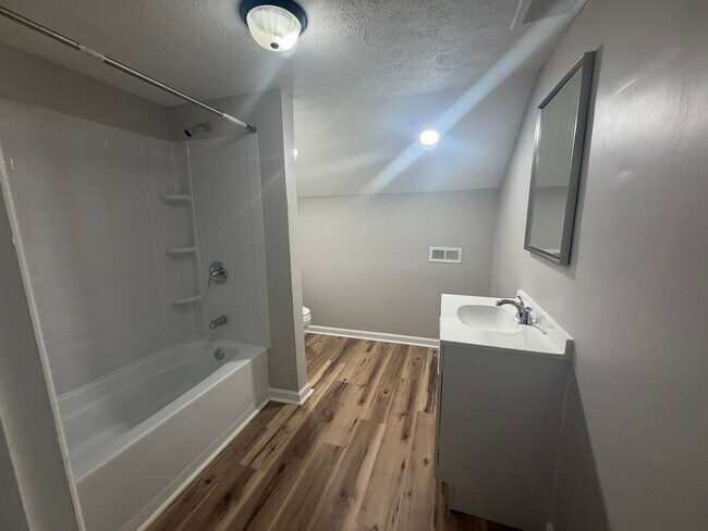 Building Photo - Large home for rent!