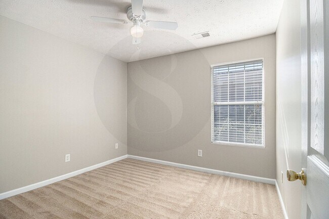 Building Photo - Spacious 3BR/2.5BA End-Unit Townhome!