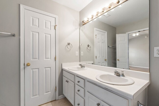 Building Photo - Beautiful End-Unit Townhome in Sought-After Breckenridge!