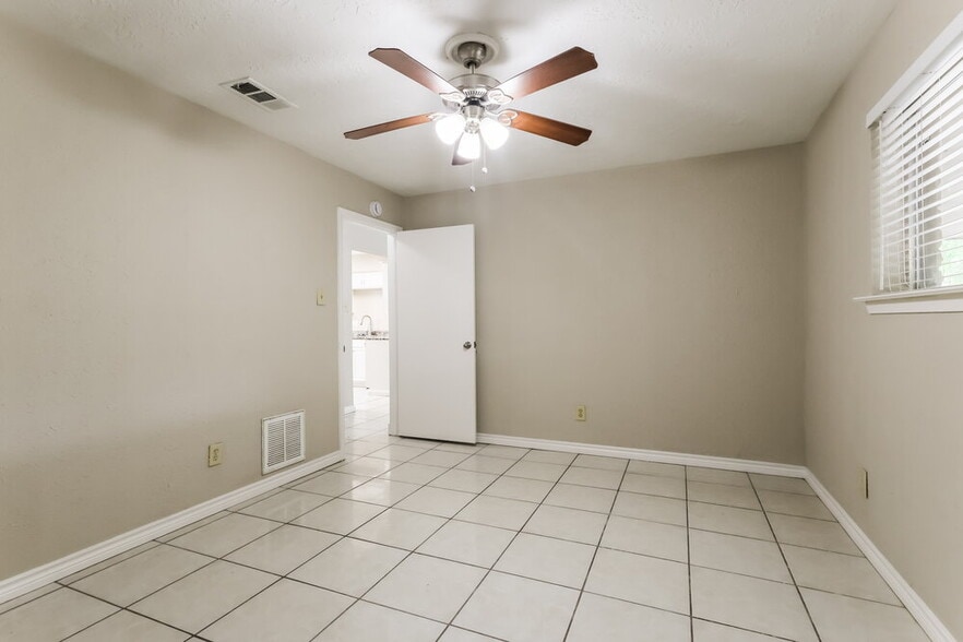 Building Photo - 2007 Deerhurst Ln