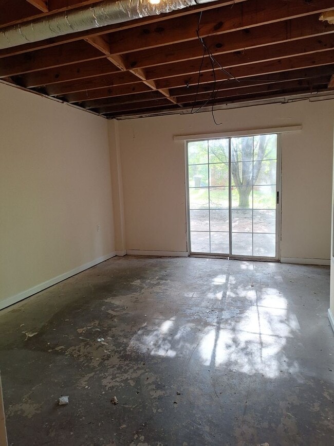 Building Photo - Large 3 Bedroom 2 Bath Ranch with Basement...