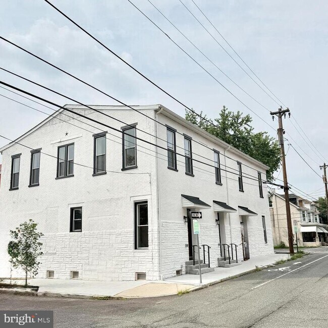 Primary Photo - 151 N York St