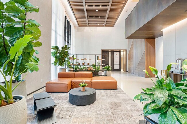 Building Photo - 601 NE 1st Ave