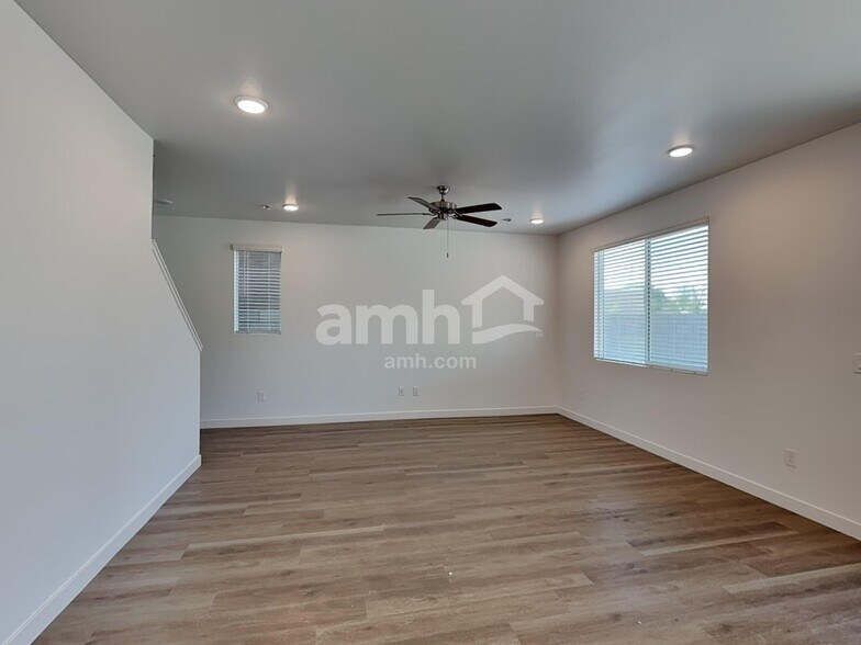 Building Photo - 9752 W Parkway Dr