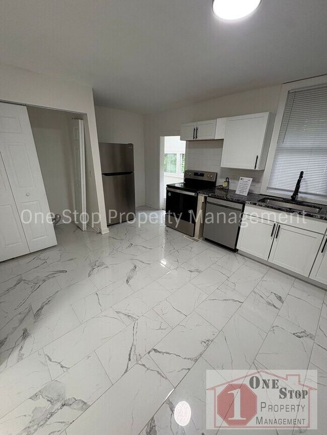 Building Photo - Beautiful 3 Bedroom 2 Bathroom in Kansas City!