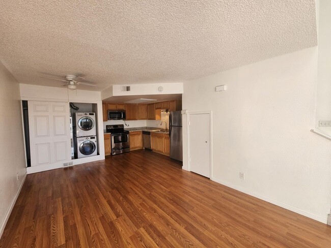 Building Photo - Cozy Split-level Condo with a Private Balcony!