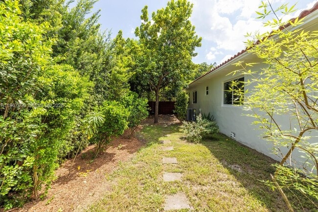 Building Photo - 801 NE 118th St