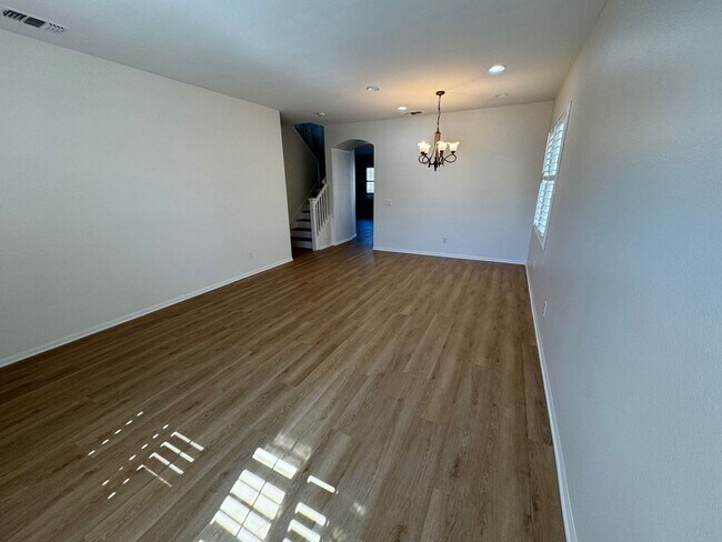 Building Photo - 4 Bedroom + Utility Room / 3.5 Bath Home F...