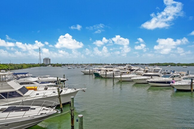 Building Photo - Master Room & Shared Bath - Miami Beach