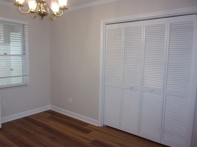 Building Photo - Beautiful 3 Bedroom 2 Bath Ground Level Condo in Tall Oak Villas