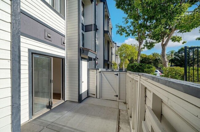 Building Photo - Exceptionally Upgraded First Floor Cedar C...