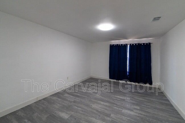 Building Photo - 3987 Versailles Dr
