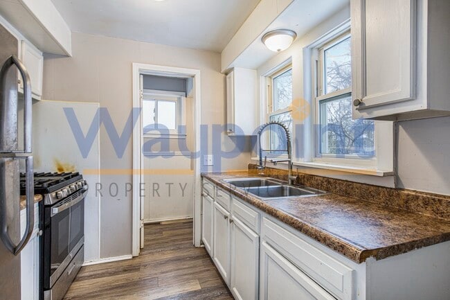 Building Photo - 912 Zeeland Ct NE