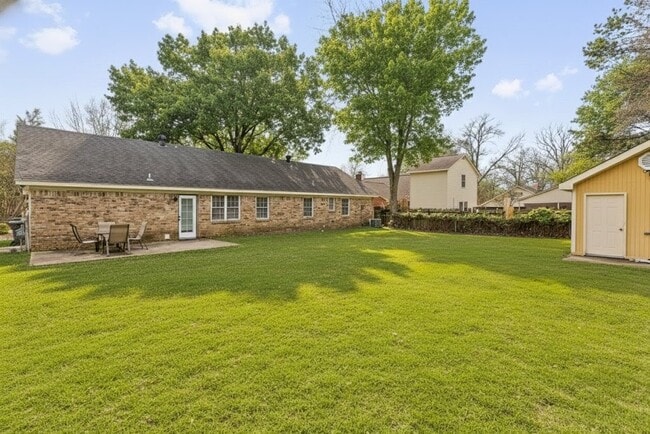 Building Photo - 6864 Aspenhill Dr