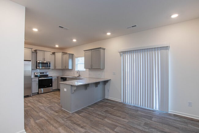 Building Photo - 3 br 2.5 ba townhome with 1 car garage Rea...