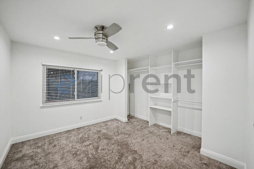 Building Photo - Unit