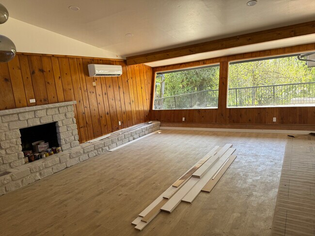 Building Photo - 2112 Sunset Dr W