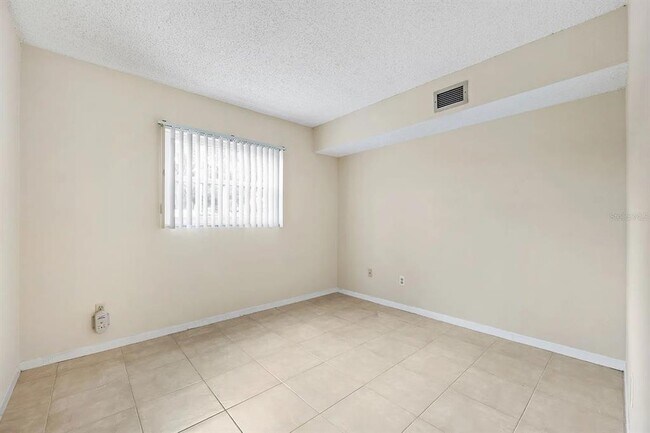 Building Photo - 2525 W Bay Dr
