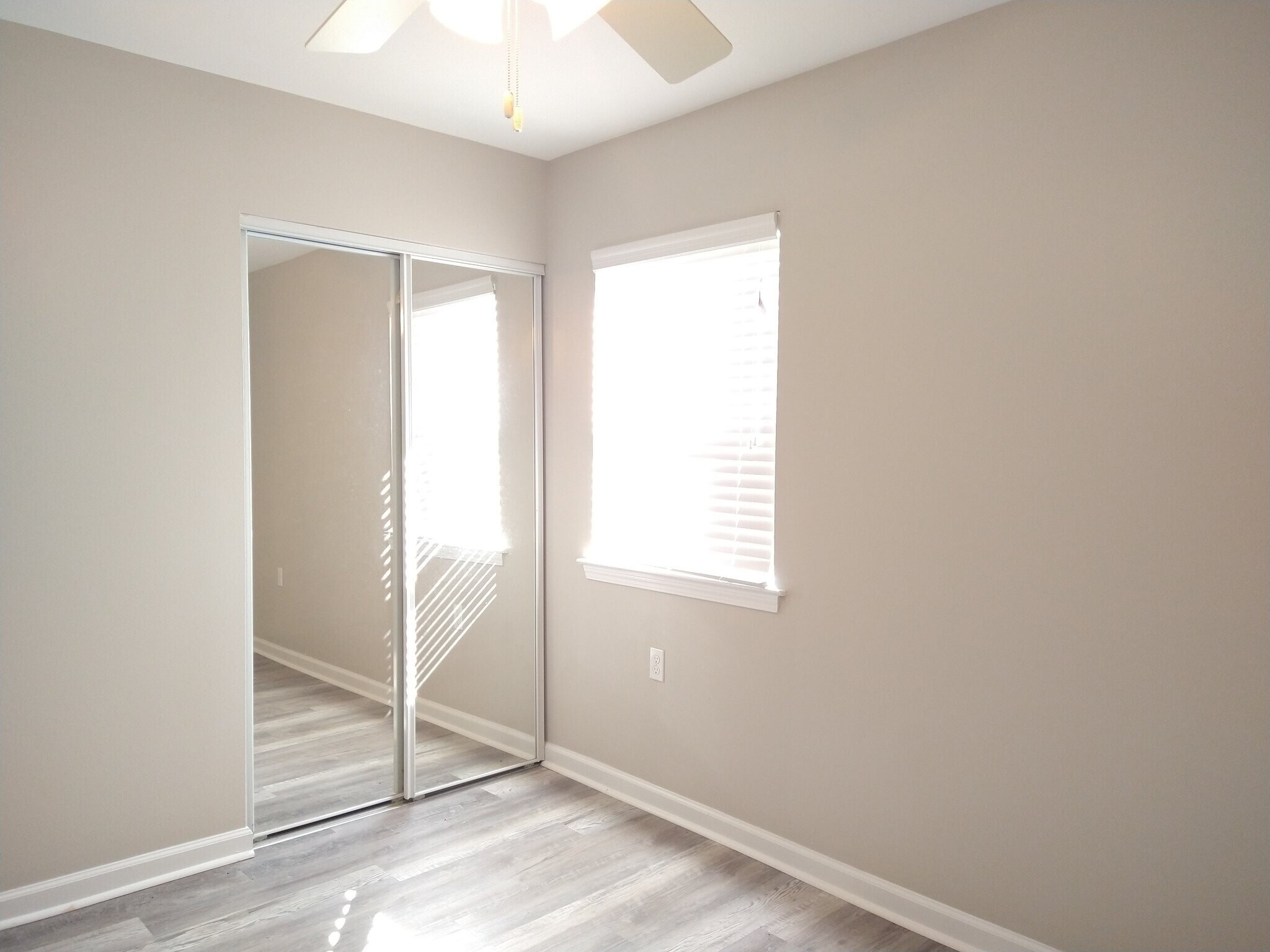 Building Photo - 6256 Bellaire Dr