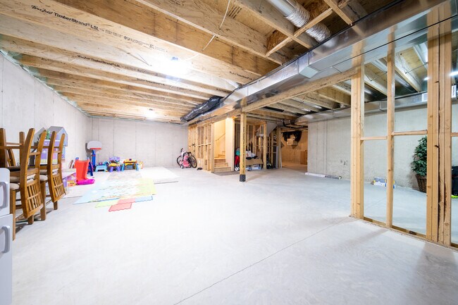 Building Photo - 17944 Hinckley Ave