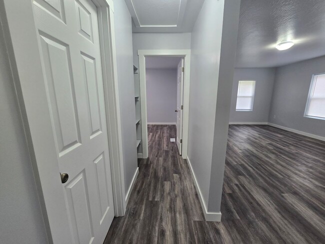 Building Photo - Beautifully Updated 2 bedroom 1 bathroom 776 sq ft home