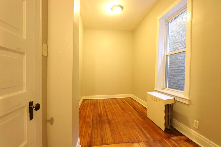 Building Photo - 2440 S Oakley Ave