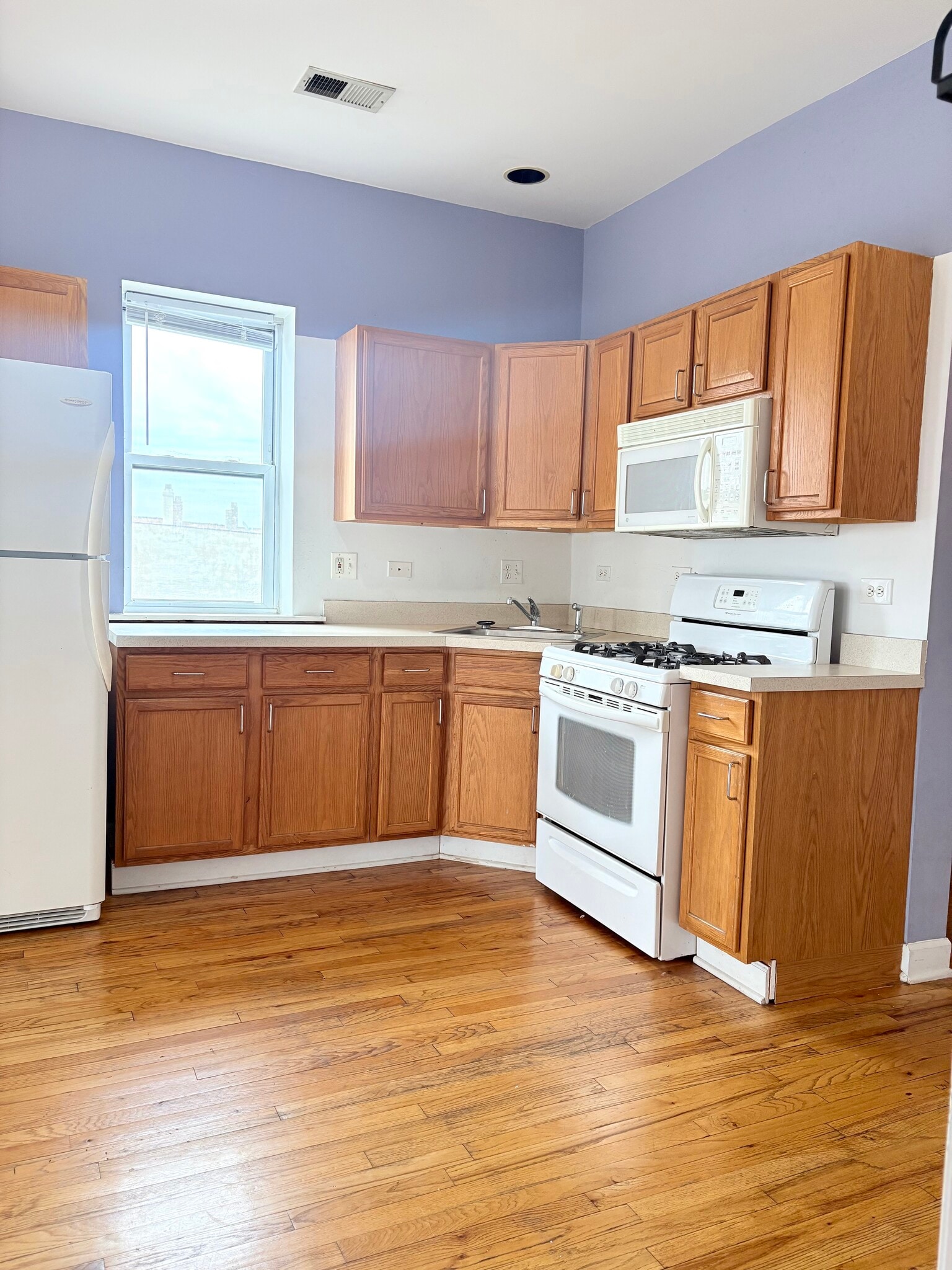 Building Photo - 1112 W 18th St