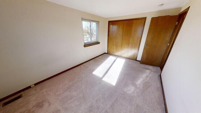 Building Photo - 2872 Elmwood Ave