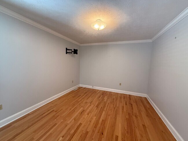 Building Photo - 3-4 bedroom / 2 bath split foyer  Kingspor...