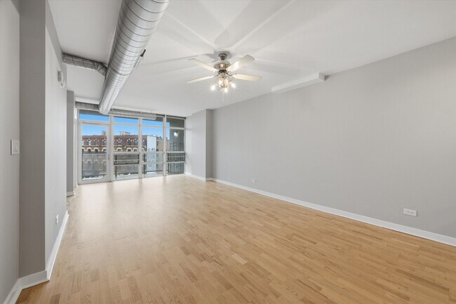 Building Photo - 1610 W Fullerton Ave