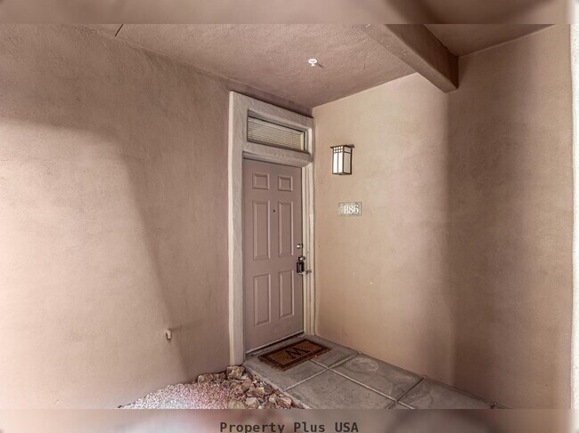 Building Photo - "Unique 3-Bed, 2-Bath Condo with 2 car attached garage located in Prime Scottsdale Location!"