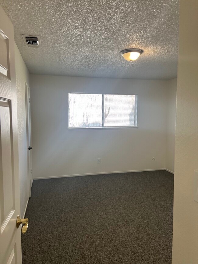 Building Photo - 845 Carro Dr