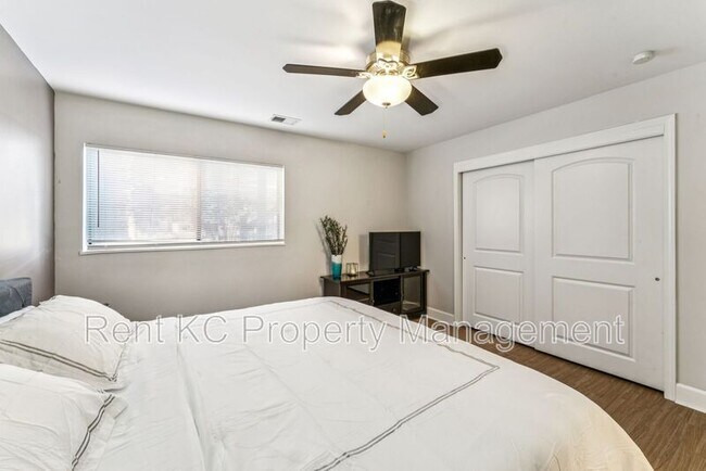 Building Photo - 530 W 10th St