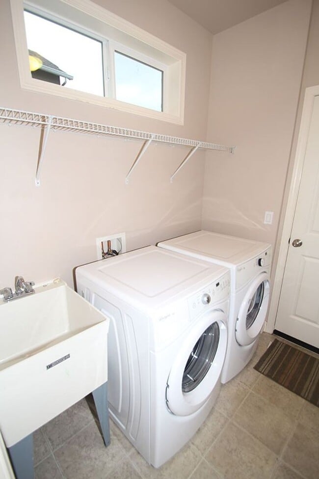 Building Photo - 4 BEDROOM WOODBRIDGE REDMOND HOME FOR RENT...