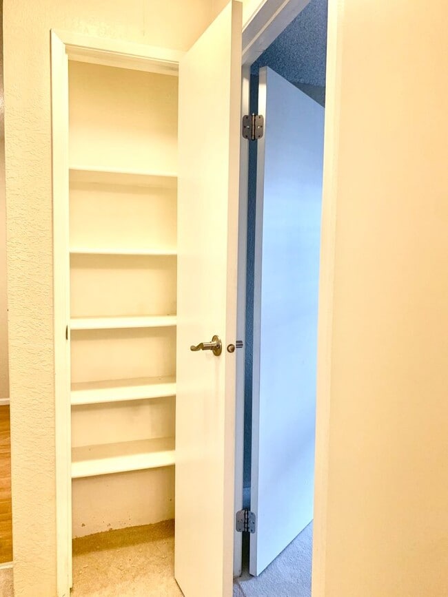 Building Photo - 1 BD 1 BA Kirkland Ground Floor Condo with Private Covered Patio