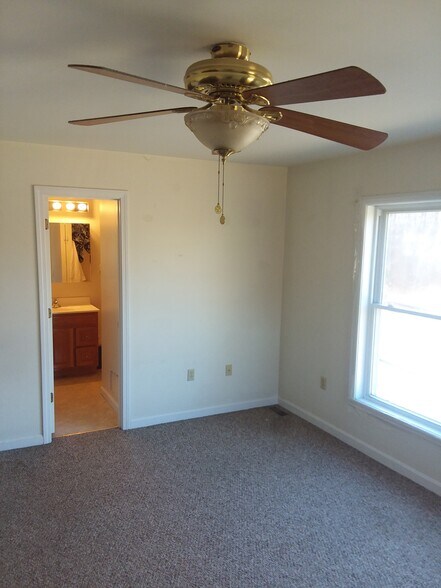 Building Photo - 70 Lamoille View Ln