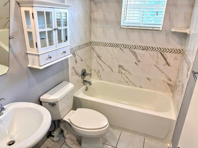 Building Photo - 4937 Tortuga Dr