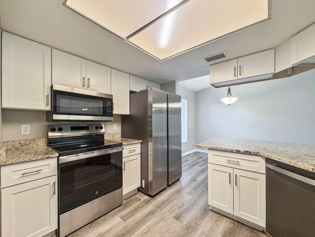 Building Photo - Move-In Ready 3 Bed Home with Garage & Fenced Yard in Tampa, FL