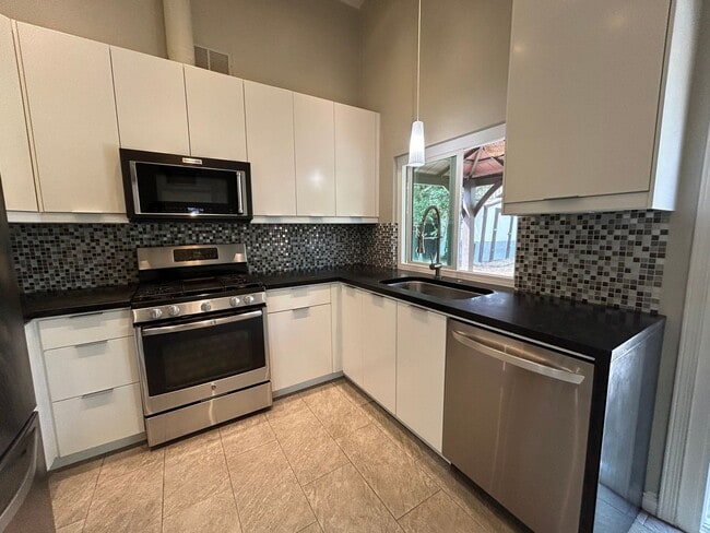 Building Photo - Paseo Del Sol