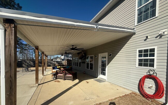 Building Photo - Amazing home with custom touches and in-ground pool