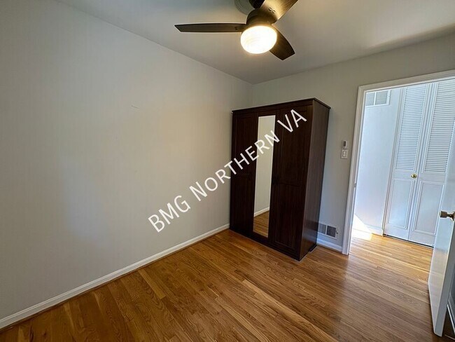 Building Photo - 5406 Gainsborough Dr