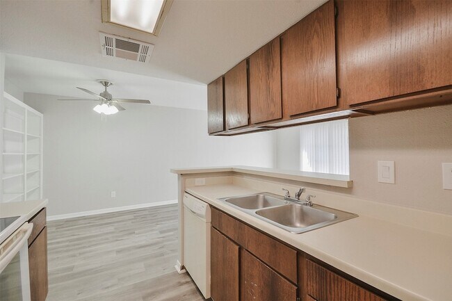 Building Photo - 12905 Woodforest Blvd