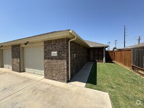 Building Photo - Duplex Located Just Off S. Loop Convenient...