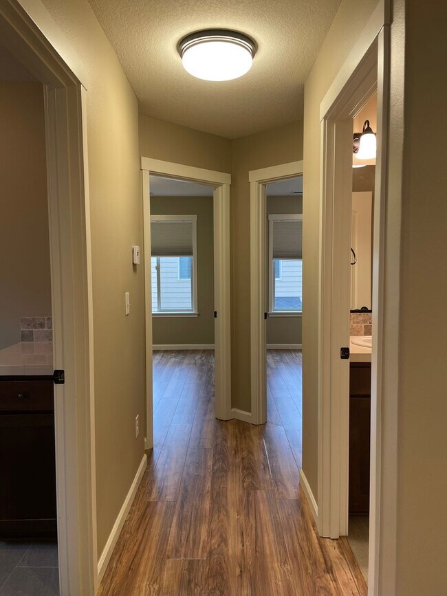 Building Photo - Spacious 3 Bedroom Home with Fenced Yard, Patio, and 2-Car Garage Near Mill Plain.